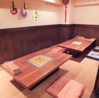 每張桌子都是獨立的，創造出寬敞的空間。在輕鬆的空間中享用我們的招牌韓國美食。推薦用於新大久保的酒會、宴會、娛樂、女孩之夜、團體聚會等各種場合。