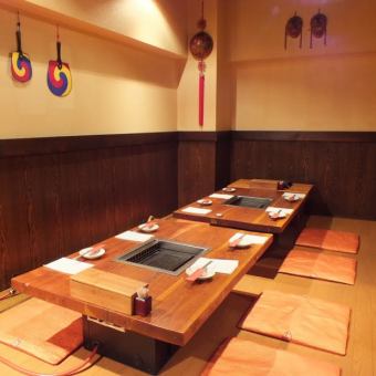 Table seats ideal for groups.This is an impressive seat with gentle indirect lighting based on Japanese style.Can accommodate up to 50 people.We also accept private banquets for groups, so please feel free to contact us.