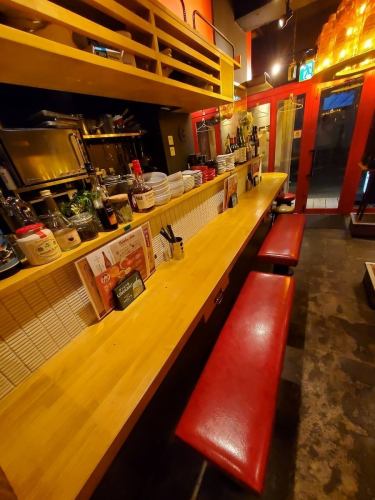 居心地のいいカウンター席あり。目の前で料理が出来上がっていく過程をお酒を飲みながらお楽しみください♪