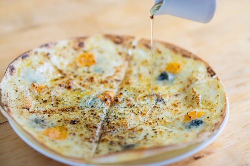 4種チーズのクリスピーピザ