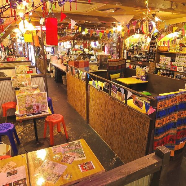 【☆本場を感じる雰囲気をお楽しみください☆】店内はまるで本場タイにいるような気分を感じさせてくれます♪広い店内は少人数から大人数までご対応可能、最大40名様までの貸切も承っております♪お気軽にお問合せください♪　阿佐ヶ谷/タイ料理/居酒屋/個室/貸切/忘年会/新年会/女子会/歓迎会/送別会