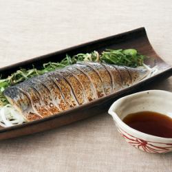 烤醃鯖魚，佐以豐富的調味品