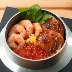 扇贝、鲑鱼籽和虾仁海鲜饭