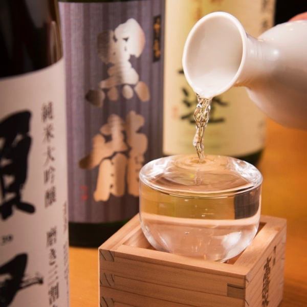 【全国各地より厳選した銘酒揃い】日本各地より厳選した地酒を取り揃えました。獺祭や十四代、黒龍などの人気銘柄から季節ごとで愉しめる限定酒まで、お料理の味を引き立てる相性の良い酒のみを試飲をかさねて店主自らがチョイス。メニューに記載のない酒も入荷されている場合もございますので、スタッフにお尋ねください