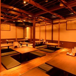 「肩肘張らずに正統な日本料理を。」という思いのもと『鳥どり酒場』では居心地の良い店を作り上げております。職人たちの手仕事はもちろんですが、店内の装飾も居心地の良い空間を作り上げてくれます。目も舌も思う存分楽しんでください。個室もございます。