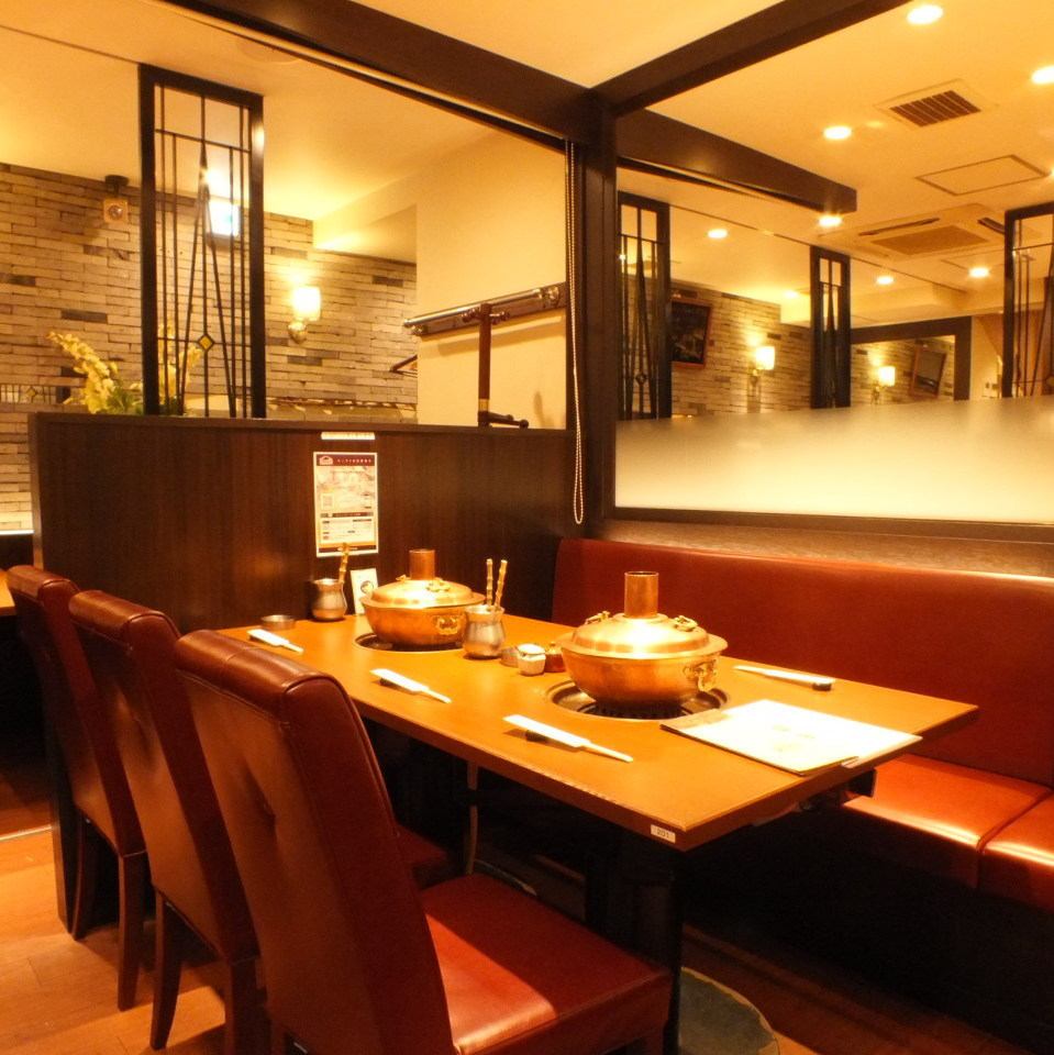在輕鬆的餐桌座位上享用日本牛肉涮鍋...♪
