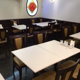 2名テーブルを並べることで最大7名様ずつの対面着席まで可能です。また、小さなお子様には子供椅子も最大4脚までご利用頂けます。