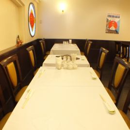 テーブルは広々♪人数に応じて着席（最大80名）・立食（最大100名）ご要望等ご相談下さいませ。