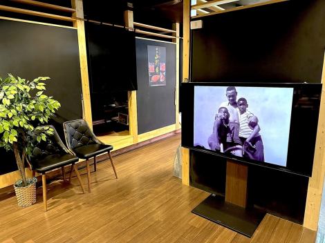 점내에는 55 인치의 대형 액정 TV와 Apple TV가 갖추어져 있으므로 소중한 스포츠 관전이나 좋아하는 동영상이나 영화 등을 보실 수 있습니다