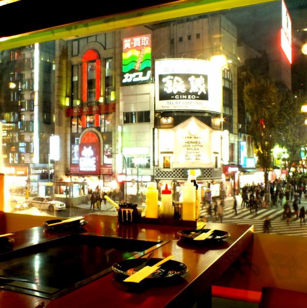 [All-you-can-eat-and-drink okonomiyaki Torajyu Shinjuku East Exit] Large windows with a sense of openness ★Enjoy all-you-can-eat okonomiyaki and monjayaki while gazing at the night view of Shinjuku♪ Reservations for year-end and New Year parties are welcome at Torajyo !