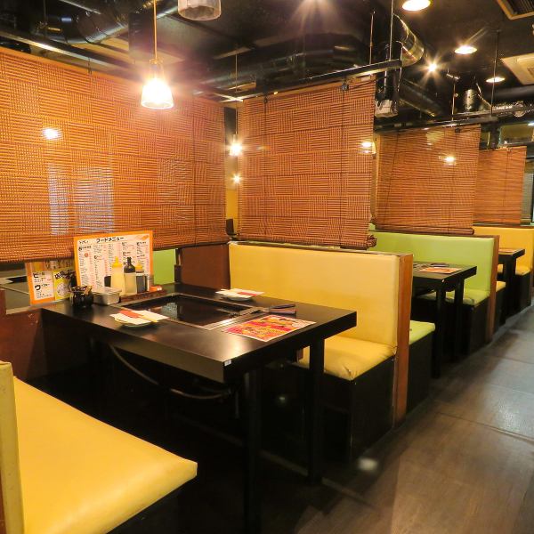 [All-you-can-eat and drink okonomiyaki Torajyu Shinjuku East Exit] There are many box seats that can seat 4 to 6 people!