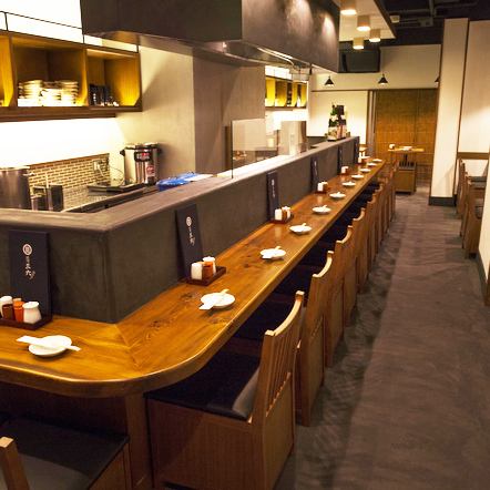 【お1人様歓迎◎】目の前で焼かれるもつ焼きと、スタッフの軽快なトークもお愉しみ頂けるカウンター席◎当店は、全12席をご用意しております。麻布十番4番出口より徒歩約3分と駅チカなのでお仕事終わりにでもお気軽にお立ち寄り頂けます。