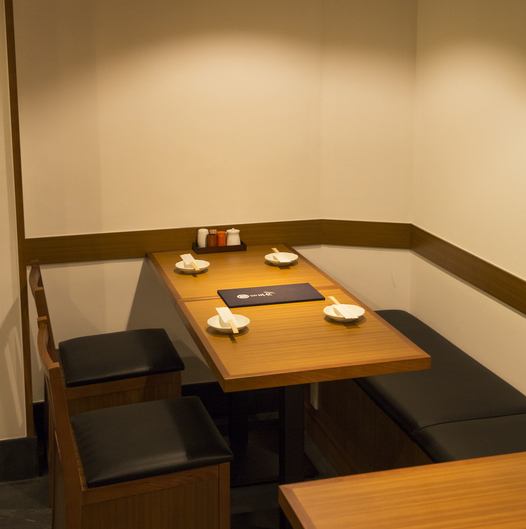 【各種シーンに対応◎】1Fには、臨場感溢れる焼き場が見えるテーブル席もご用意◎また、店内奥には、奥まった静かな席もございますので、誕生日や、記念日等、各種シーンでご利用頂けます。