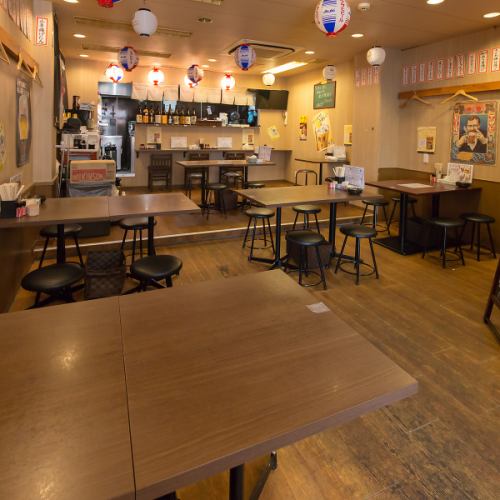 カップルや少人数でのご利用に最適な、2名様用のテーブル席もございます。周りを気にせず、落ち着いてお食事を楽しみたい方におすすめです。自慢の料理とお酒をゆっくりとお楽しみください。