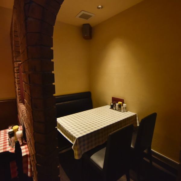 Table seats (2 to 4 people) with partitions to enjoy a relaxing meal in a semi-private room Enjoy a relaxing meal in a semi-private room with partitions for date scenes, girls-only gatherings, people with small children, etc. You can enjoy your meal without hesitation in the restaurant!