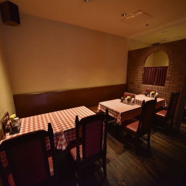 Table seats (2 to 8 people) that can be used in various scenes Enjoy delicious meat while listening to country music in an American-style restaurant!