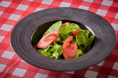 Cherry tomato and arugula salad