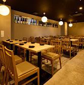 【貸切可！最大60名様までご利用可能半個室のお席】落ち着いた雰囲気の店内はテーブル席・半個室・完全個室のお席有！2名様からもご利用いただけるので、デートや少人数でのご利用も大歓迎です。ご宴会には嬉しい2時間飲み放題付コースが3500円からございますので、用途に合わせてお使いください！