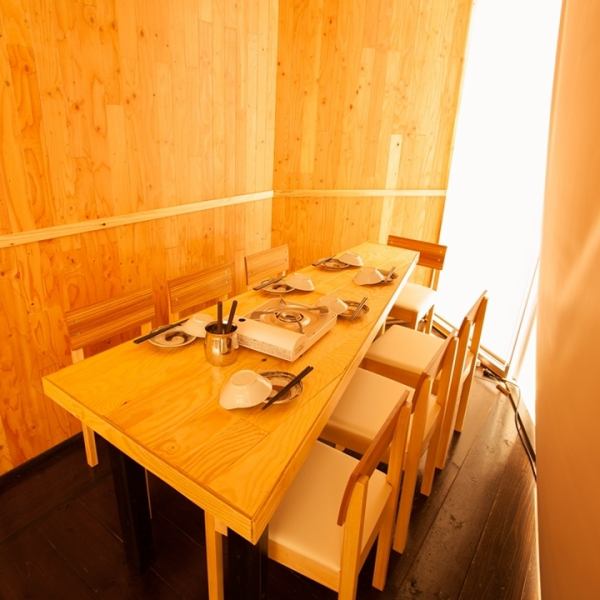 It is a semi-private room for 4 to 6 people ♪ The space full of warmth of wood should make the place a peaceful and bright atmosphere.Children are welcome, so it is ideal for family meals and entertainment at the company ◎ We recommend a semi-private room in our shop, so make a reservation early! We look forward to your visit ♪