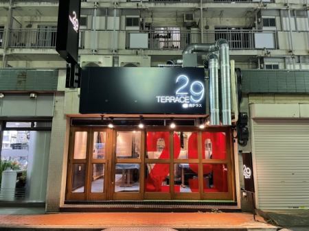 There are 6 counter seats, 4 table seats, 16 seats, and 6 digging table seats, 24 seats.It can be used in a wide variety of scenes.