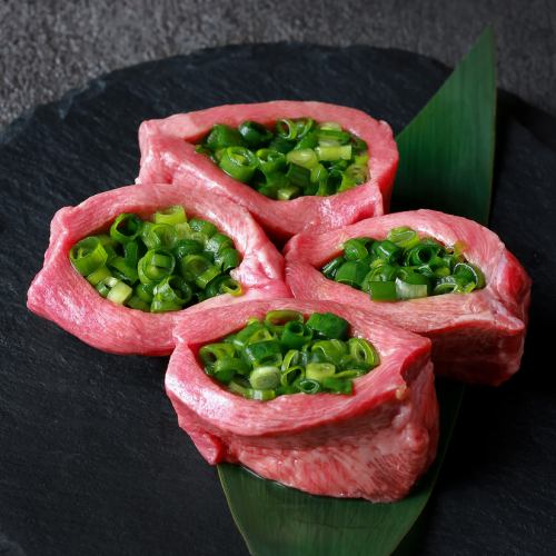 享用頂級和牛,搭配我們的【29號露台套餐】厚切韭菜舌和無限暢飲