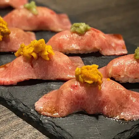 入口即化的A5和牛牛肉寿司（2个）（配海胆和芥末）