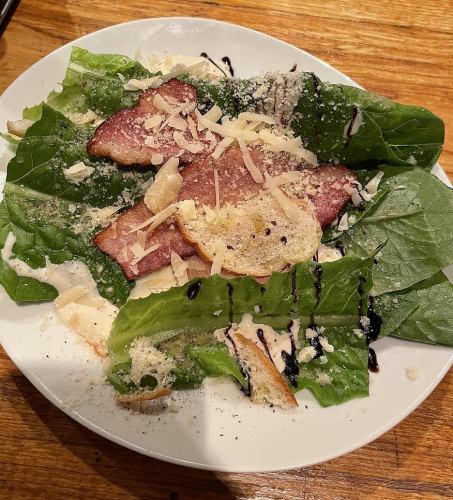 [Plenty of bacon and cheese!] Caesar salad with romaine lettuce