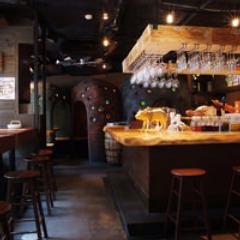 カウンタ―や個室、テーブル席など、シーンに合わせてご利用可能