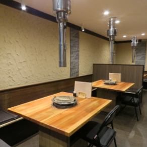 【2～5名様席】オレンジ色の照明の落ち着いた空間と広々としたお席はデートや気になる方との食事にピッタリです♪