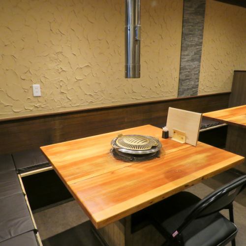 【2～5名様席】テーブル席は使い勝手がよく、少人数でのお食事にオススメです！足をおろしておくつろぎいただけます◎