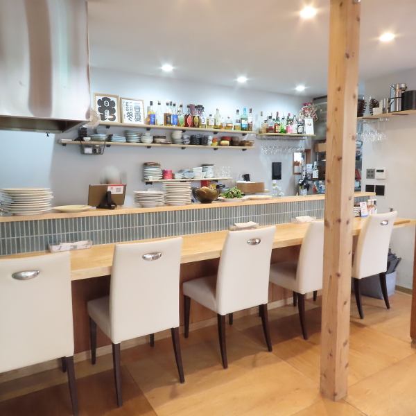 落ち着いたカウンター席あります◎全20席ほどのこぢんまりとした空間なので、デートや少人数の飲み会に最適。野菜ソムリエ在籍のお店らしい温かみが感じられます。