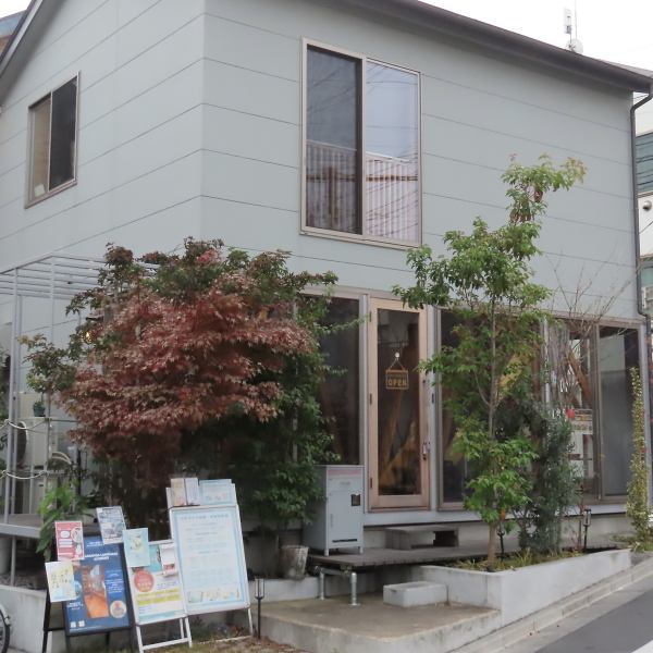 古民家をモダンに改装した趣ある空間が魅力。築60年を超える木の柱が歴史を感じさせ、ぬくもりのある雰囲気が広がっています。