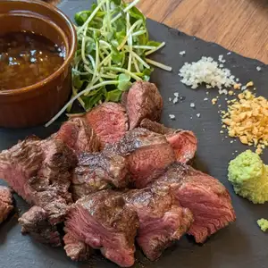 黒毛和牛もも肉炭火焼きステーキ120g
