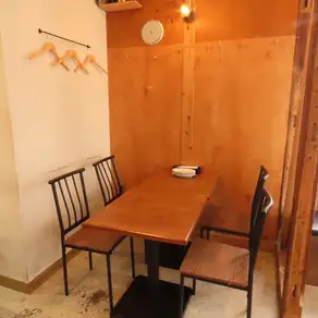 Table seating with the warmth of wood