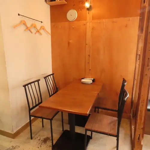 Table seating with the warmth of wood