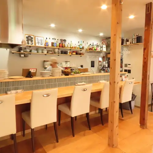 Counter seats where you can enjoy the live atmosphere