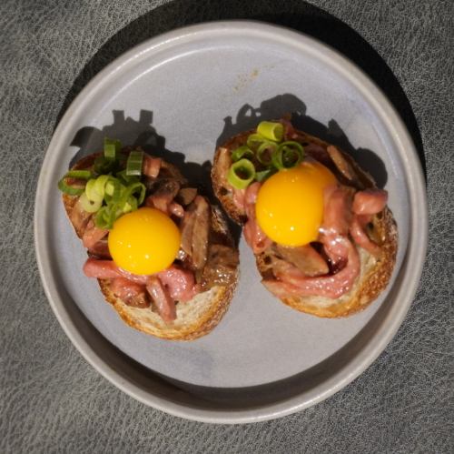 和牛ローストビーフユッケのブルスケッタ