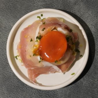 生ハムと卵黄醤油漬けポテサラ