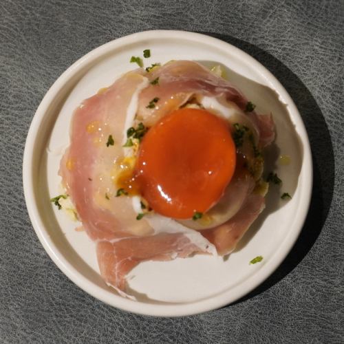 生ハムと卵黄醤油漬けポテサラ