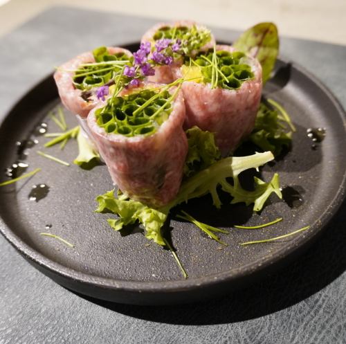 Enjoy à la carte dishes at the casual standing bar counter on the second floor (from 450 yen including tax).