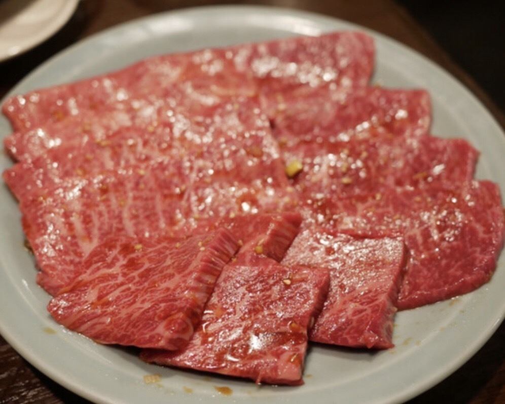 享受由我们的工匠在木炭上手工切割的最新鲜的日本牛肉和荷尔蒙。