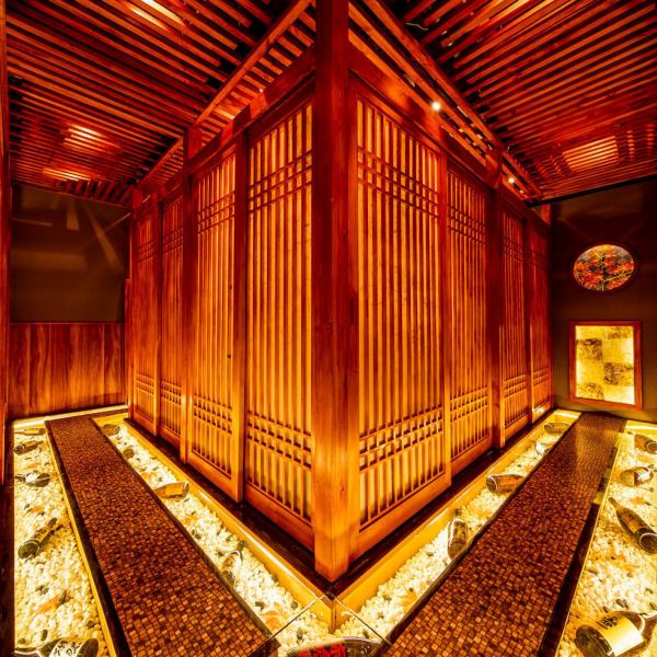 完全私密的餐廳內部，是一個被木頭的溫暖和柔和的燈光包裹著的平靜氛圍的私人空間，其靈感來自於漁民小屋的榕樹。我們擁有各種大小的完整私人房間。包廂空間是可以一邊眺望曾經被愛宕山供奉的富士山一邊享用美食的美食空間。這是新橋招待客人的完美空間。