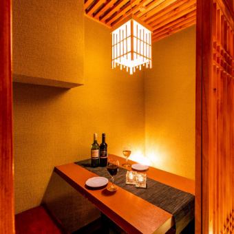 The high-quality private room woven by light is a perfect couple seat for a date in Shimbashi.The private room, wrapped in pale indirect lighting and warmth of wood, is a private space that lets you forget the hustle and bustle of the city.Please use it for a date different from usual.We also offer surprise benefits for customers who visit us on birthdays and anniversaries.