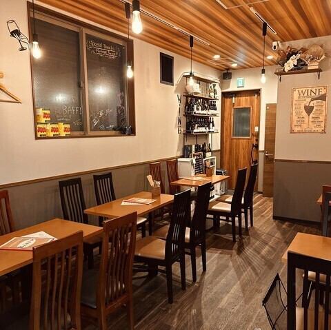 木の温もりに包まれたアットホームな空間で、心安らぐひとときをお楽しみください。暖かな照明が照らす店内は、まるで自宅にいるかのような居心地の良さ。友人や家族との大切な時間を、愛情あふれるサービスと共にお届けします。心温まる雰囲気の中で、特別な思い出を作りませんか？