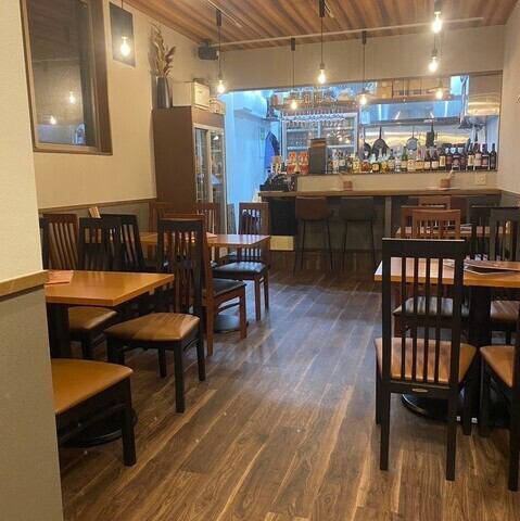 隠れ家のような静かな雰囲気の中で、大切な人との特別な時間をお過ごしください。心地よい空間が、日常の喧騒を忘れさせてくれます。優雅なインテリアと柔らかな照明が織りなすこの場所は、まるで秘密のオアシス。思い出に残るひとときを、心温まるサービスと共にお届けします。