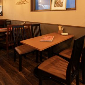 4名様でゆったりと座れるテーブル席 人数に合わせて最適な席を作成出来ます♪