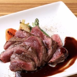 牛赤身肉のグリエ　赤ワインソース