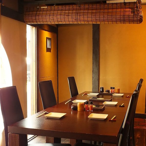 我們在1樓有2至6人的桌子。在經過時尚裝修的京町屋享受輕鬆的一餐♪