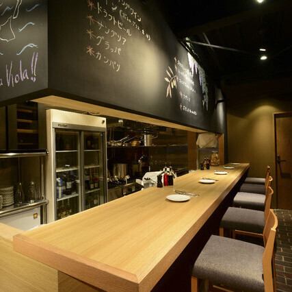 【カウンター席:6席】お一人様でのお食事にも最適なカウンター席では、シェフが腕を振るう様子を間近で楽しめます。会話を楽しみながら、こだわりのトスカーナ料理と豊富なワインをご堪能ください。お仕事帰りやデートに◎