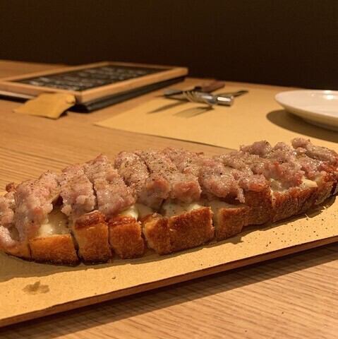 サルシッチャとアジアーゴチーズのクロストーネ